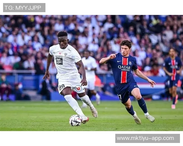 法甲精彩回顾巴黎与摩纳哥双双获胜展现强劲实力