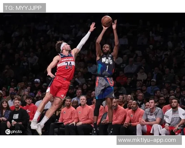 克拉克斯顿高效表现全队依赖他12投8中轻松砍下17分4篮板2助攻 克拉克斯顿高效表现全队依赖他12投8中轻松砍下17分4篮板2助攻