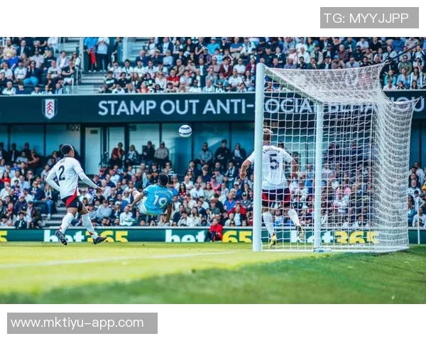 曼联遭遇连败困境曼城强势反弹蓝军红军接连失利