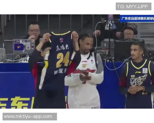 2025届新秀对决精彩纷呈哈珀与奎因赛后互换球衣展现友谊