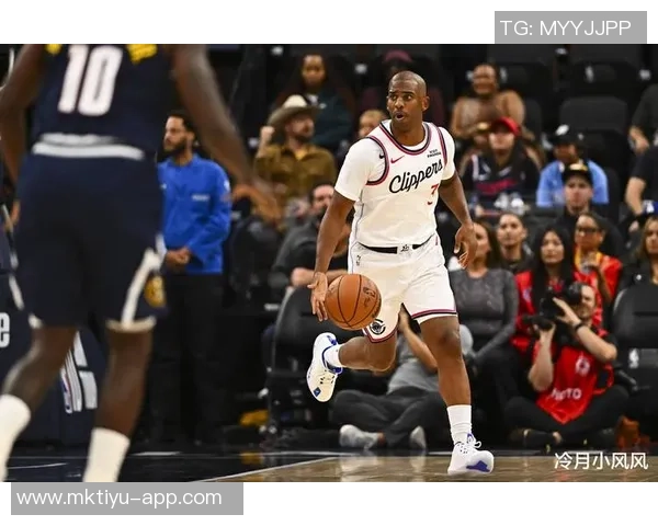 小卡上半场表现抢眼却三分线外失准令人担忧 小卡上半场表现抢眼却三分线外失准令人担忧